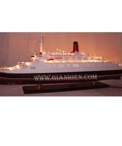 QUEEN ELIZABETH 2 WITH LIGHTS