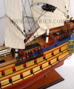 mo-hinh-thuyen-go-trung-bay-la-licorne-2