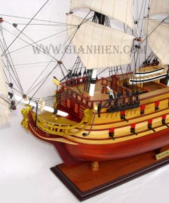 mo-hinh-thuyen-go-trung-bay-la-licorne-1