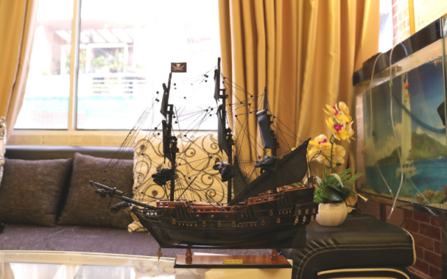 Trưng bày thuyền gỗ ở phòng khách, bàn tiếp khách cũng giúp chủ nhân thể hiện phong vị, đẳng cấp và gu thẩm mỹ cá nhân