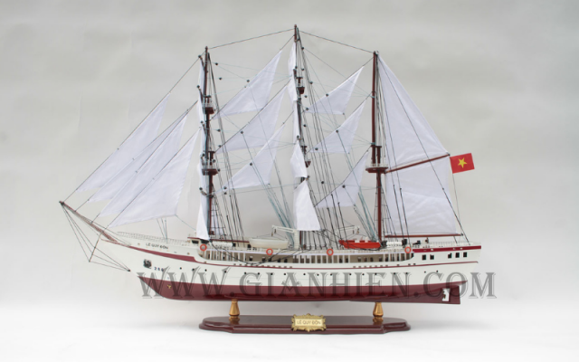 mô hình thuyền buồm trang trí Lê Quý Đôn