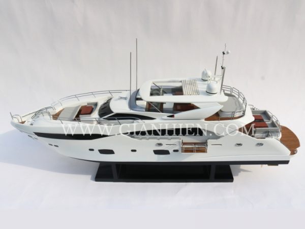 SUNSEEKER115 Sport Yacht