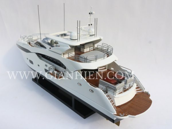 SUNSEEKER115 Sport Yacht