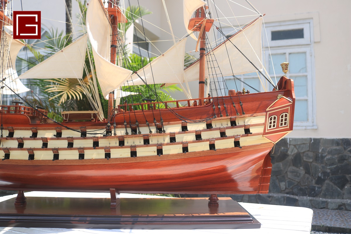 QUEEN ANNE’S REVENGE WITH DISPLAY CASE (4)
