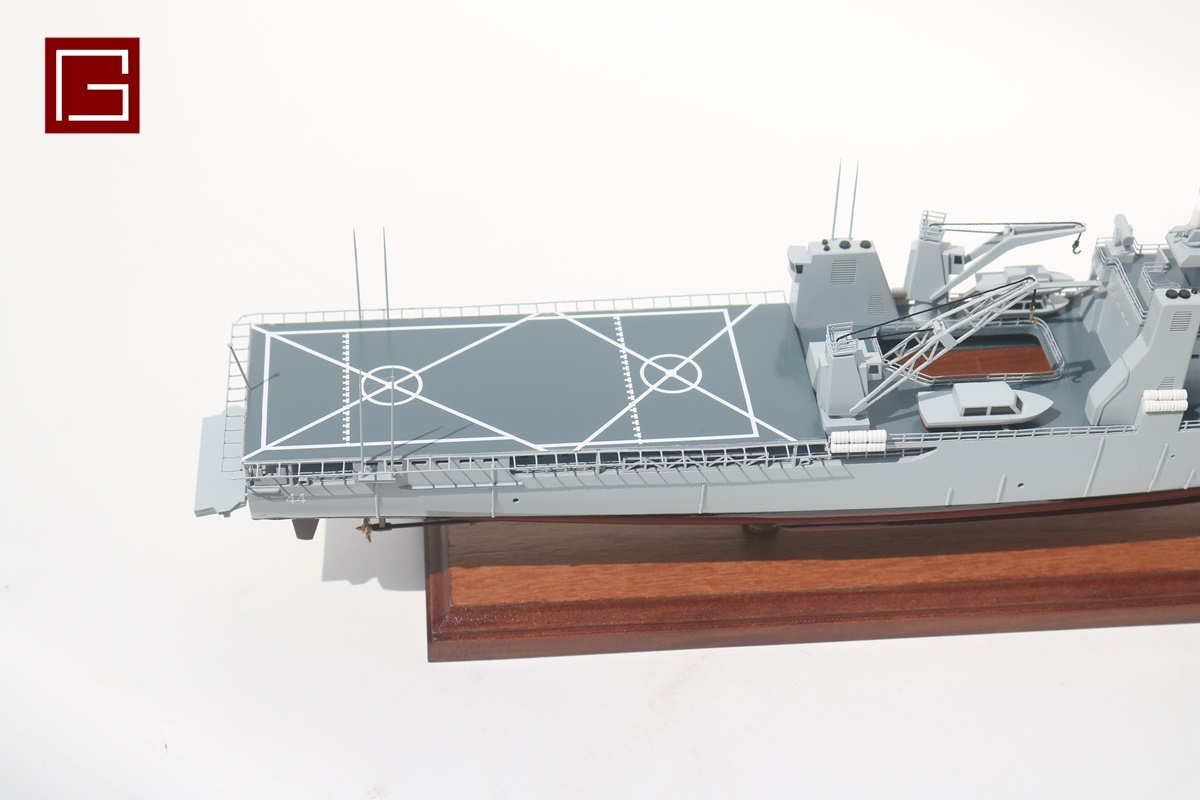 USS GUNSTON HALL (LSD-44) (4)