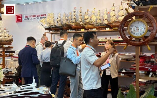 mo-hinh-thuyen-go-gia-nhien-toa-sang-ruc-ro-tai-vifa-expo-2026
