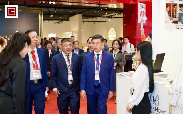 mo-hinh-thuyen-go-gia-nhien-toa-sang-ruc-ro-tai-vifa-expo-2026